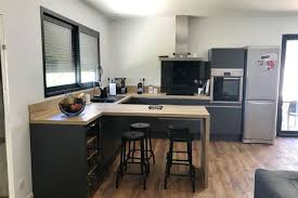 Une Cuisine Equipee Moderne Et Originale Grace A Son Coin Repas Directement Integre A La Cuisine Une Co Cuisine Equipee Moderne Amenagement Cuisine Cuisinette