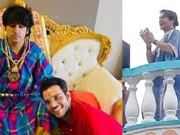 Baba Dhirendra Krishna Shastri of Bageshwar Dham reached his disciple s  house in Kashi crowd gathered climbed on roof बागेश्वर धाम वाले बाबा  धीरेंद्र कृष्ण शास्त्री काशी में अपने शिष्य के घर