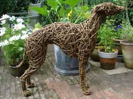willow haustierskulptur von sculptor emma walker mit dem titel lurcher dog niedlichetiere club animal sculptures greyhound sculpture dog sculpture