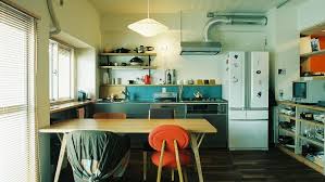 壁に飾った写真や絵 古い建具 セレクトされた食器や家具が大胆な色使いに映えてとてもおもしろい 扉に手をかける度 次の部屋はどうなってるの とわくわくする家です リノベーション キッチン インテリア 家具 i型キッチン