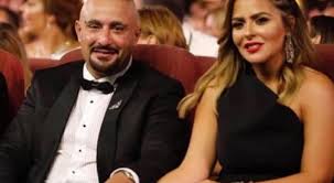 بعد عامين من انتشار خبر طلاق احمد السقا وزوجته مها الصغير ، ثم تكذيبه على استحياء بصور متابعدة تجمع السقا ومها الصغير. Ø´Ø§Ù‡Ø¯ÙˆØ§ Ø¨Ø§Ù„ÙÙŠØ¯ÙŠÙˆÙ‡Ø§Øª Ø±ÙˆÙ…Ø§Ù†Ø³ÙŠØ© Ø§Ù„Ù†Ø¬Ù… Ø§Ù„Ù…ØµØ±ÙŠ Ø£Ø­Ù…Ø¯ Ø§Ù„Ø³Ù‚Ø§ ÙˆØ²ÙˆØ¬ØªÙ‡ Ø§Ù„ÙˆØ¬Ù‡ Ø§Ù„Ø¢Ø®Ø± Ù„Ù€ Ø¨Ø·Ù„ Ø§Ù„Ø£ÙƒØ´Ù† ÙˆÙƒØ§Ù„Ø© Ø®Ø¨Ø± Ø§Ù„ÙÙ„Ø³Ø·ÙŠÙ†ÙŠØ© Ù„Ù„ØµØ­Ø§ÙØ©