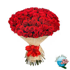 Questo bouquet è formato da 7 rose a gambo lungo ed è realizzato con foglie di monstera e felce cuoio e wax flowers per arricchire ancora di più il mazzo di colore. Mazzo Di 200 Rose Rosse Bellissime