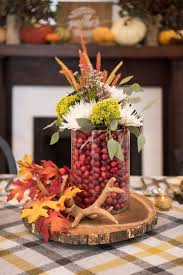 We've got the best thanksgiving decorating ideas around, from pretty place settings to autumnal wreaths. 60 Easy Diy Centerpieces For Thanksgiving Our Favorite Fall Table Decorations Hgtv