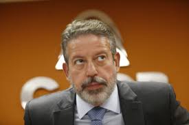 Governo Lula nomeia indicado de Arthur Lira para substituir primo demitido  no Incra