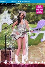 Kacey Musgraves Goes Pantless For Hot Dime Store Cowgirl Performance At Cmas Watch Kacey Musgraves Sparkly Outfits Kacey Musgraves Halloween Costume