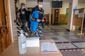 Ministerstwo edukacji opublikowało zasady dla uczniów w szatni, należy udostępnić uczniom co drugi boks, przystosować inne pomieszczenia na szatnię lub wprowadzić różne godziny przychodzenia uczniów do szkoły. Nauka Zdalna W Szkolach Podstawowych Ktore Klasy I Od Kiedy Gazeta Wroclawska