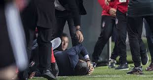 Fenerbahçe maçında çıkan olaylarda yaralanan şenol güneş'in başına dikiş atıldı. Derbide Ortalik Karisti Senol Gunes In Basi Yarildi