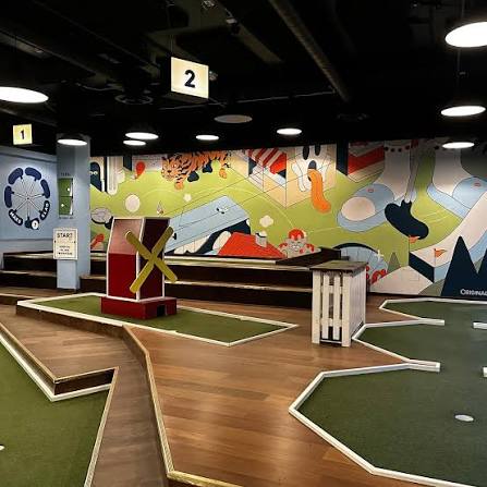 Klar for en minigolf-ekspedisjon midt i Oslo?   ️‍♂️   Sjekk ut Oslo Camping – byens kuleste innendørs minigolfbane, hvor det alltid er sommer, uansett vær ute! Dette er ikke bare et sted for