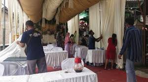 Membuat pesta pernikahan di rumah, juga bisa tampak cantik dan menarik. Warga Kediri Tetap Nekat Gelar Resepsi Pernikahan Saat Ppkm Petugas Imbau Bongkar Tenda Hajatan Tribun Jatim