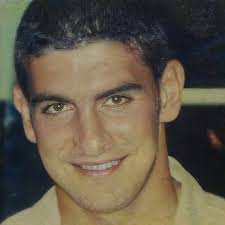 احمد اكرامي اللي في الصورة دي مش كابتن اكرامي وهو صغير دا ابنه احمد الكبير  واخو شريف اكرامي.. مش كتير يعرفوا احمد اللي كان شاب قمة في الاخلاق والادب  والذوق.. احمد لعب