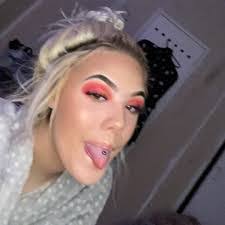 Courtney Merchant's Instagram, Twitter & Facebook