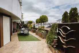 1 piso con terraza, fuentes, asturias. Terraza Urbana Con Fuentes Y Detalles De Forja Domestika