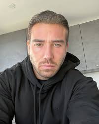 Slick Rick! 😎 the eyes and nose are almost completely healed now thanks to  @serenecosmetic_ & @comfortzonesurgeryofficial been just over 7 weeks thank  you for helping me with my reconstructive surgery after