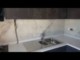 Granit, mutfak tezgahı yapmak için sıklıkla kullanılan çok sert bir malzemedir. Mermer Gorunumlu Tezgah Arasi Cam Mutfak Panel Youtube