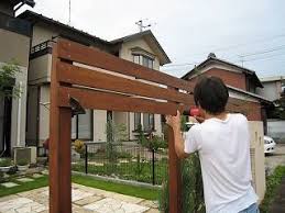 モルタルを二日乾燥させていよいよ横板張り コーススレッドは八幡ネジの ステン木用ねじ410 3 8 41mmを使用 サイプレスは比較的加工しやすいらしいが 一応下穴を開けてビス止めした このためだけに買ったクランプで支柱に横板を固定してビス止め クランプで仮