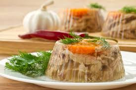 Togliete le verdure dall'acqua (conservate l'acqua!) e tagliatele a piccoli quadretti (o in altre forme come ornamento). Aspic Ricette Dolci E Salate Per Un Perfetto Piatto Scenografico