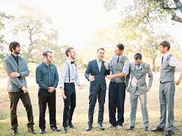 J'y partage depuis sa création conseils de styles, découvertes et bons plans. Hommes Une Selection De Tenues Pour Assister Aux Mariages De Cet Ete La Mariee Aux Pieds Nus