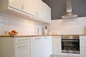 traumkuche grau weiss karierter boden graue wand weisse kuche holzarbeitsflache kuche landhaus modern wand kuche kuche