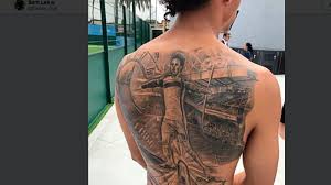 Es Zeigt Ihn Selbst Leroy Sane Mit Gigantischem Ruckentattoo