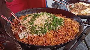 Percampuran dari mie kuning dan putih, warna oranye dari udang, cumi dan warna hijau dari daun kucai, disajikan dengan kaldu kental yang terbuat. Popular Mee Goreng Pasar Malam Popular Fried Noodles Night Market Malaysia Street Food Youtube