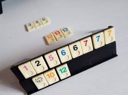 El juego de rummy contiene 106 fichas (104 más 2 comodines), que se corresponden a dos mazos de cartas con dos comodines. Juego De Mesa Rummy Juegos De Mesa Infantiles