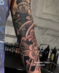 Black And Grey Tattoo Artists Nyc Japanese Tattoo Black And Grey Japanese Sleeve Chrysanthemum Tattoo Japanese Sleeve Tattoos Japanese Tattoo Body Suit Tattoo