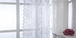 Eğer tül perde aşırı tozlu ise, süpürge yardımı ile ya da bir bez yardımı ile silerek üzerindeki fazla toz temizlenmelidir. Daha Beyaz Perdeler Icin Bu Yontemleri Deneyin Beyaz Perdeler Nasil Yikanir