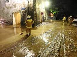 Vom bergland bis ins flachland sind gewitter mit starkregen und hagel möglich. Unwetter In Europa Reissende Flut Walzt Sich Durch Hallein In Osterreich News Srf