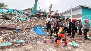 Sejumlah rumah dan gedung mengalami kerusakan. Dampak Gempa Mamuju Listrik Padam Jaringan Seluler Tumbang