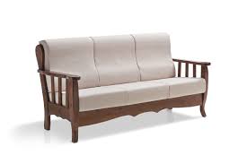 Un divano rustico nella maggior parte dei casi è dotato di una struttura in legno e si distingue dagli altri modelli per la semplicità in genere si alleggerisce la struttura con cuscini sagomati in modo originale, rendendo il risultato finale più piacevole alla vista. Divano Elisa Country In Legno Divano In Legno Design Divano Divano Rustico