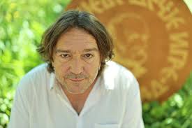 Duško Domanović: PIONIRSKA Ja sam ljubio vazduh I grlio sam drvo Detinjstva  učio da plivaju Nebom kô livadom da trče Ja sam vekove plakao Nad jednim  malenim vrapcem Kom sam onomad praćkom