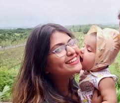 Good evening mom.my baby girl is a year n nine months she can read 1 to 10  she can say tank u,mama,daddy,bobo how are u,am fyn bye n can say sing  nursery