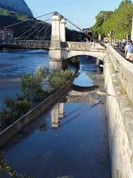 Grenoble L Isere En Crue Les Voies Sur Berge Innondees Travel Around The World Grenoble France Travel