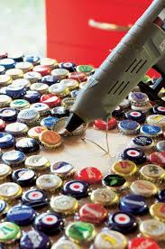 Diy Anleitung Tisch Verzieren Mit Kronkorken Das Haus Kronkorken Basteln Mit Kronkorken Flaschenverschlusse