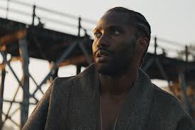 RECENZE: Stvořitel je neuměle vyprávěný slepenec klišé a banalit