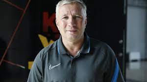 Daniel vasile petrescu ( born 22 december 1967) is a romanian football manager and former footballer who played as a full back or a winger. Marea SurprizÄƒ PregÄƒtitÄƒ De Dan Petrescu Decizia ProvoacÄƒ Un Seism In Fotbalul Din Romania