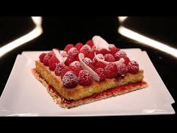 Tarte Aux Framboises Et Moelleux Coco Par Christophe Michalak Dpdc Tarte Framboise Recette Christophe Michalak Recette Sable Breton