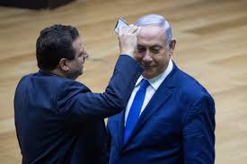 זה הוא שמאפשר לבריוני הימין להשתולל ברחובות, להסית ולפרק את החברה הישראלית מול הטרור, נתוני העוני והבידוד הבינלאומי, ביבי וממשלתו ממשיכים לפרק את החברה והמדינה. ×'×™×'×™ ×¢×¨×•×¥ 20