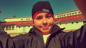 Opettajat yllättivät Huhtisen koulun kuudesluokkalaiset uudella  jäähyväislaululla