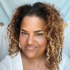 Lisa Hewitt's Instagram, Twitter & Facebook