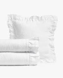 No te pierdas las últimas novedades del catálogo zara home, muchas fotos e ideas para el salón, comedor, dormitorio, baño, todos los espacios del hogar. Cuatro Camas Propuestas Por Zara Home Para Esta Primavera Architectural Digest Espana