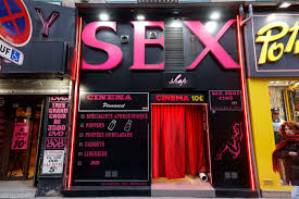 De Pigalle à la rue Saint-Denis, le crépuscule des sex-shops, commerces en  voie de disparition - Le Parisien
