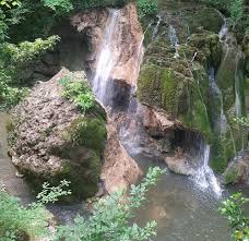 Izbucul bigar este un izvor puternic, alimentat de un curs de apa subteran ce strabate pestera cu acelasi nume din muntii aninei. 5d9choco6bouhm