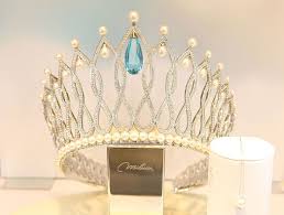 The Crown Miss Italy 1998 On Display During The Princess Of The Day Pageant Crowns Crystal Jewelry Sets Bridal Crown Tiara