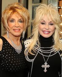 Queen - Dolly Parton and Judy Ogle's enduring friendship is one of the most  iconic and mysterious in the entertainment world. Originating from their  childhood in Sevierville, Tennessee, their bond was forged
