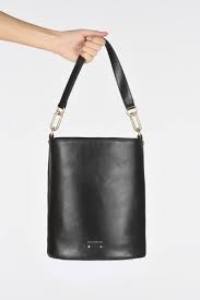 Check out our sac vanessa bruno selection for the very best in unique or custom, handmade pieces from our totes shops. Vanessa Bruno Holly Sac Sceau Schwarz Handtaschen Bei Sarenza De 375551