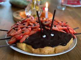 Für den biskuit die eier trennen und das eiklar mit dem salz steif schlagen. Marienkafer Kuchen Erdbeerboden Fur Kinder Milch Mehr