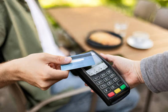 Cashier closing payment at the POS