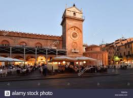 Because of the power and influence of gonzaga's family, which used to own the city for over 400 years. Italien Lombardei Mantua Mantova Als Weltkulturerbe Von Der Unesco Piazza Delle Erbe Palazzo Broletto Clocktower Stockfotografie Alamy