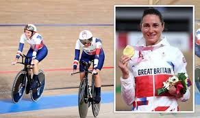 Sarah storey poses with her gold medal at tokyo 2020. Gyasm Xoa85ium